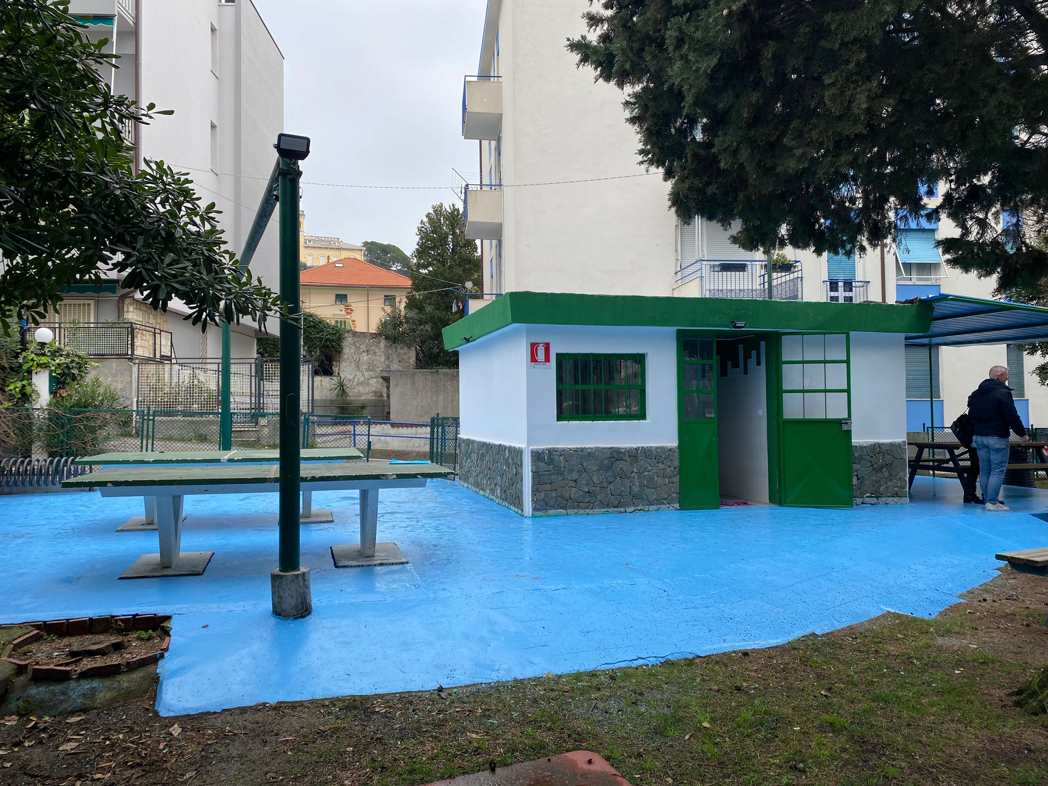 Casetta ristrutturata e tavoli per ping pong